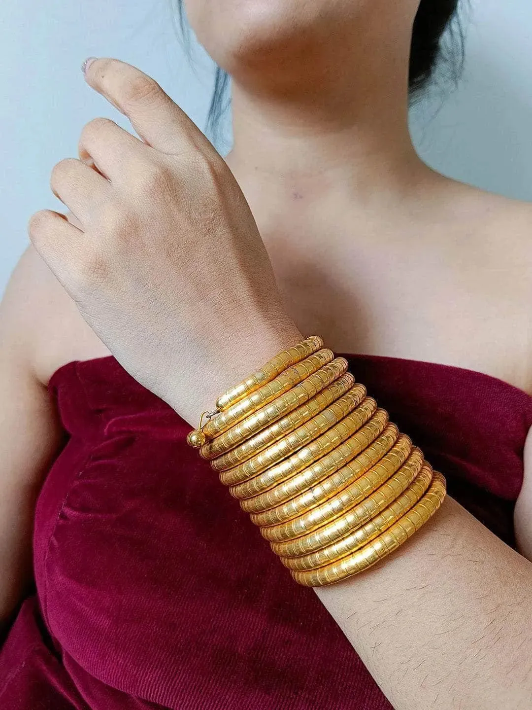 Anushka Sen In Stackable Bracelets Gold