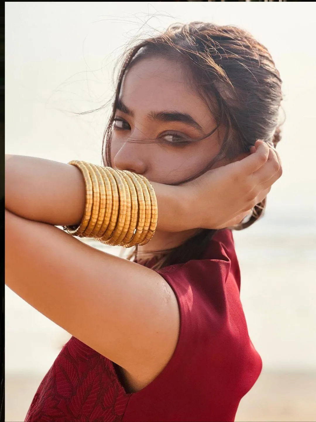 Anushka Sen In Stackable Bracelets Gold