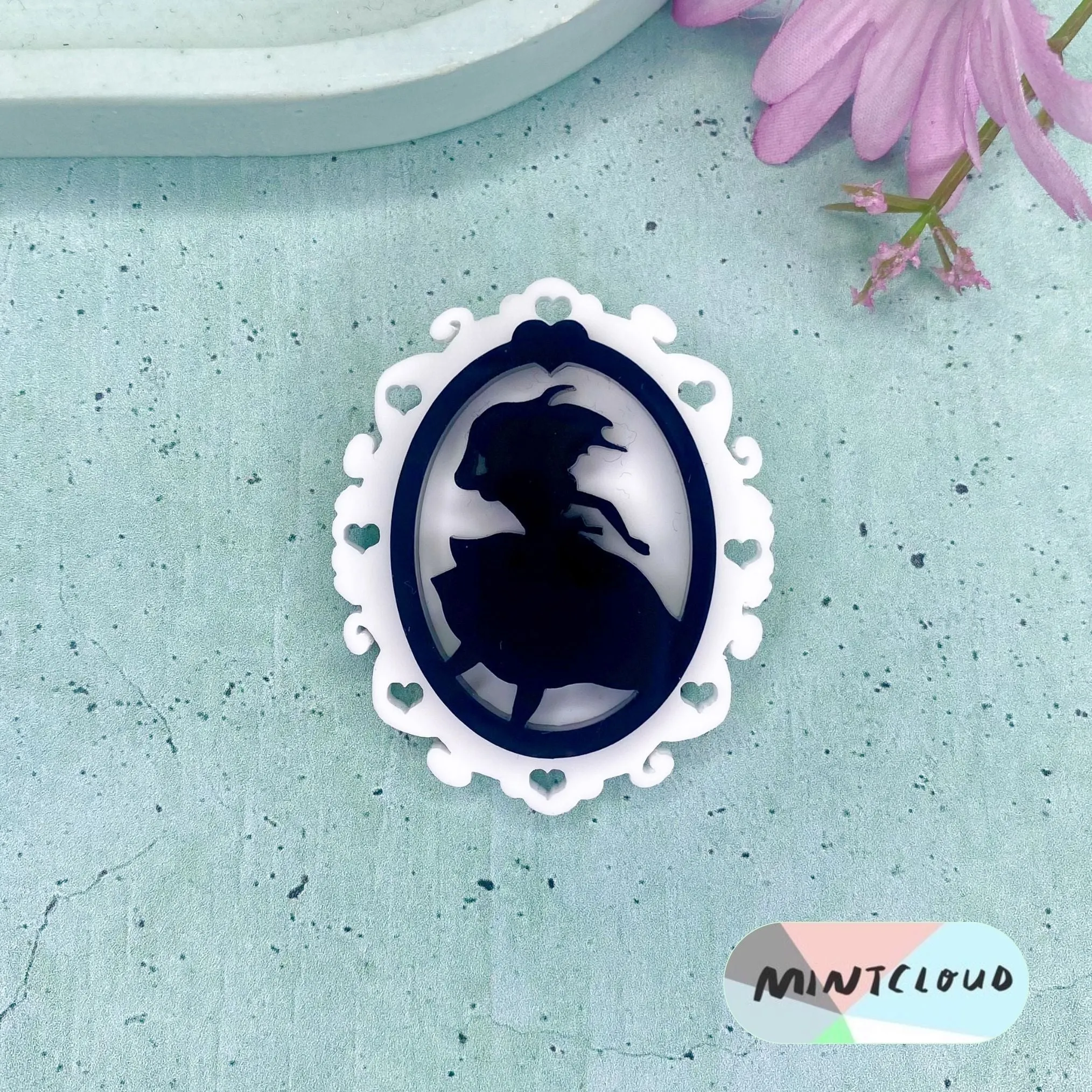 Mintcloud Brooch - Alice and Friends Cameo